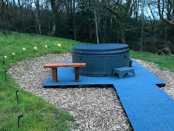 Hot tub with bench for towels