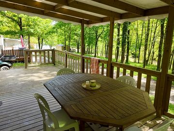 Covered terrace with dining area