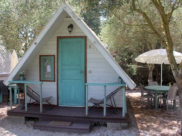 Bungalow with small veranda and picnic table
