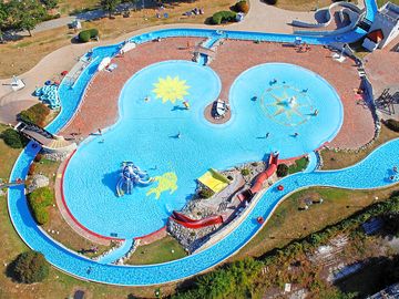 Swimming pool with lazy river