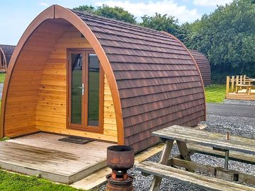 Pod 4 front & parking