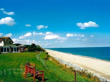 Wakefield Court Beach - all accommodation with sea views, log cabins and chalets (added by manager 10 Jan 2013)
