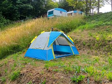 Sloping tent pitch