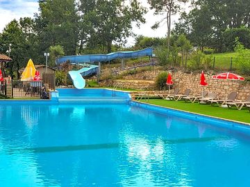 Piscine avec toboggan aquatique