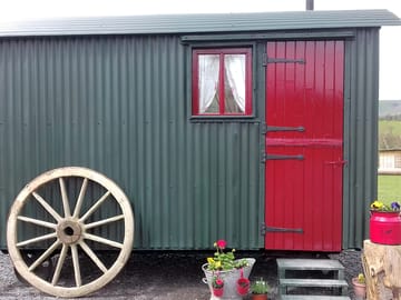 Shepherd's hut Ruby sleeps four (added by manager 15 Sep 2017)
