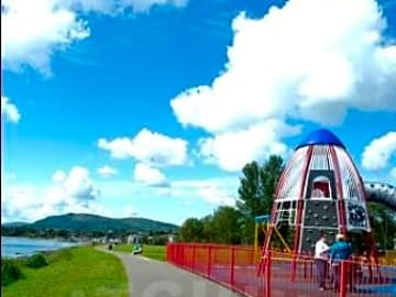 Close to a modern play park (added by manager 15 Aug 2012)