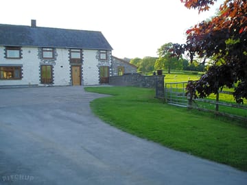 Farmhouse and reception (added by manager 10 Apr 2013)