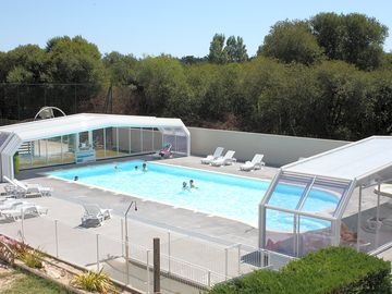 Outdoor/indoor pool according to the season