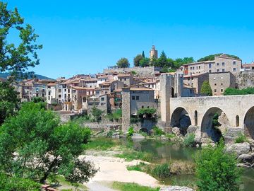 Besalú town (added by maratalaverab 31 jul 2018)