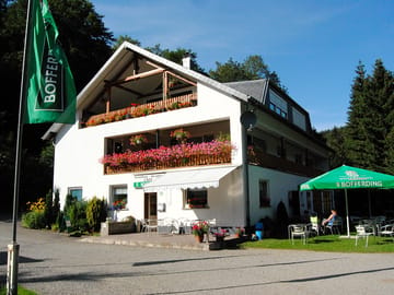 het hoofdgebouw met de receptie, kleine kampwinkel en het petit-restaurant (added by manager 01 Mar 2018)
