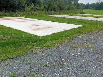 Hard-standing level pads with electric