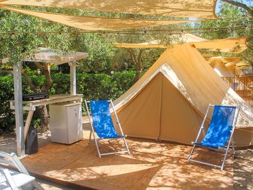 Safari veranda, with table, chairs, deckchairs and kitchenette