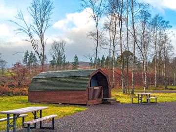 5 person pod with picnic bench