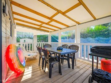 Terrasse prestige entièrement couverte, spacieuse et élégante.