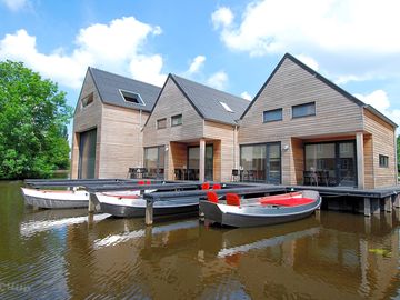 Sinnehúskes on the water, with your own boat in front of the door!