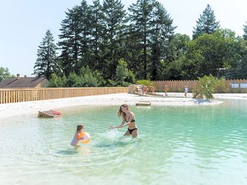 Baignade et farniente au soleil directement au camping.