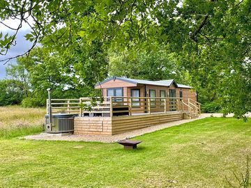 Luxury lodge with wood-fired hot tub