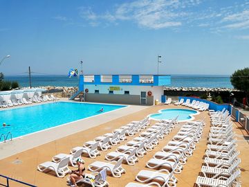 Swimming pool, paddling pool and solarium