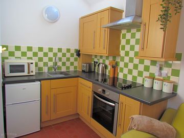 Private kitchen. well equipped: fridge with a small freezer, cooker, microwave, kettle & toaster