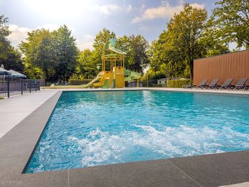 Sinds 2024 2 nieuwe zwembaden, verwarmd tot 28 graden. ligbedden aanwezig.