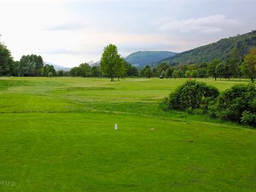 Golf course a short drive away