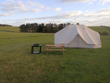 Forget-me-not tent with picnic table and barbecue