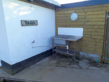 Washing-up station with hot water