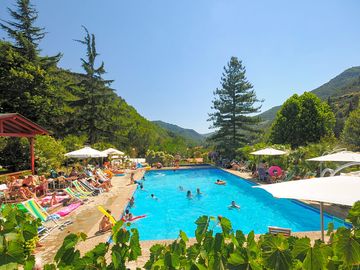 Swimming pool with solarium
