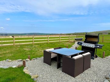 Private outdoor bbq and dining area
