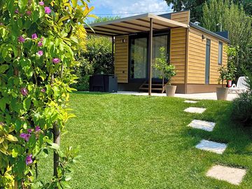 Alloggio con veranda arredata e giardino privato