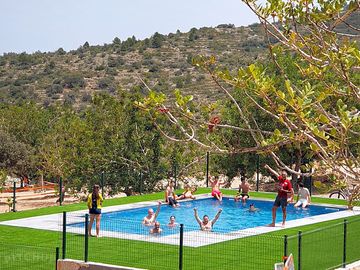 Acceso piscina gratuito para huéspedes camping