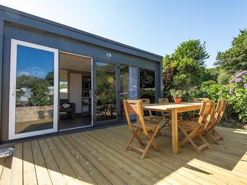 Pod deck with outdoor dining table and chairs