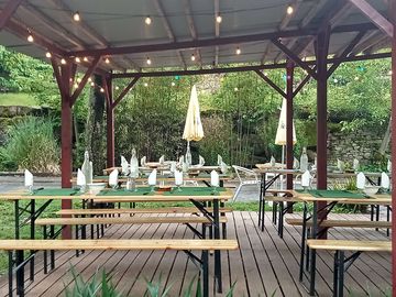 Terrasse du snack ou sont très largement apprécié viandes grillées, glaces et apéros endiablés !!!
