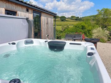 4 person hot tub
