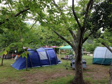 Acampada cerca de parque infantil y baños