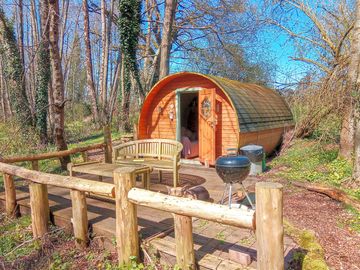 Set in lovely unspoilt woodland close to village pub