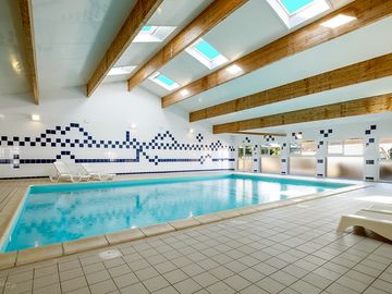 Piscine intérieure chauffée.