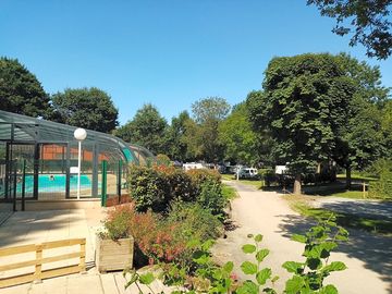 entrée du camping et piscine couverte et chauffée