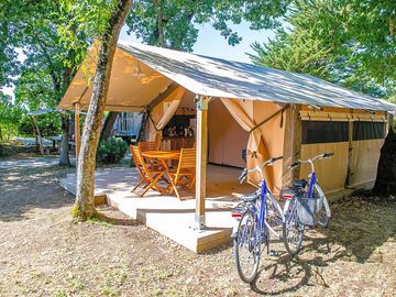 Exterior of Sterne safari tent