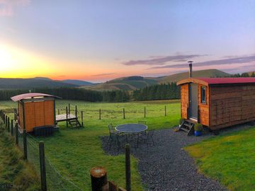 Badgers 2 bedroom shepherd's hut and bbq hut
