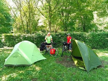 Emplacement ombragé, plat et spacieux, n'hésitez plus à poser votre tente !