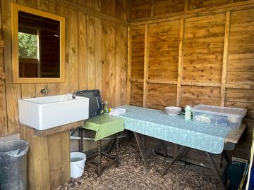 Washing up and food preparation area