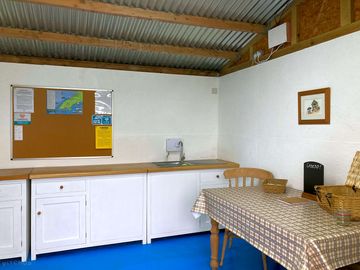 Communal washing-up and information room