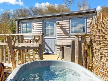 Cosy cabin for two, with wood-fired hot tub