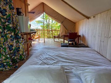 Intérieur d'une tente forestière
