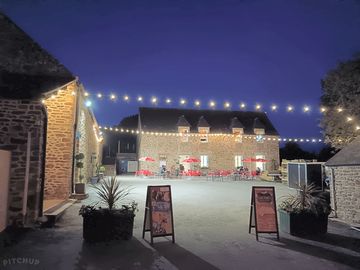 Espace de vie du camping avec terrasse et animation