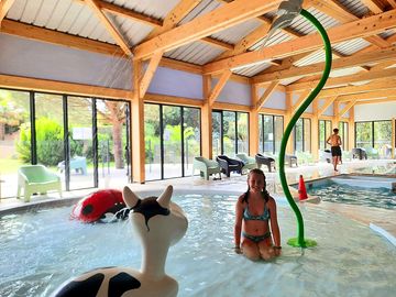 Piscine couverte chauffée ouverte toute la saison