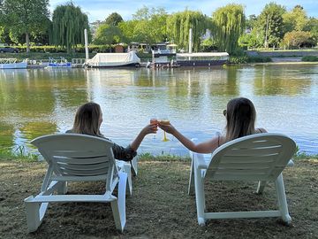 Riverfront guinguette