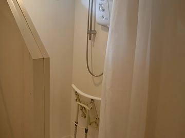 Toilet 1 - shower unit with seat