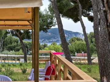 Vue mer depuis la terrasse d'une tente lodge